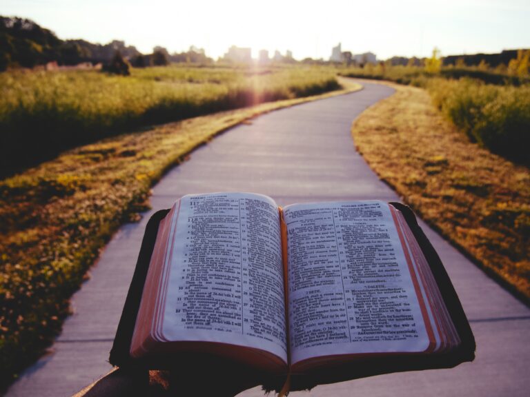 La Biblia Es El Libro Más Importante – Es La Palabra del Dios Verdadero